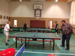 Bürgermeister Gottfried Lehner und Tischtennis-Sektionsleiter Reinhard Graf an der Platte.