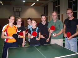 Schwitzen ist erlaubt!: Trainierin Martina Wilder (l.) mit einem Teil Ihrer neuen Mittwoch-Trainingsgruppe: Johanna Hummer, Manuel Arnauer, Stefanie Kufmüller, Frederic Jorda, Jörg Eiben und Robert Klatovsky.