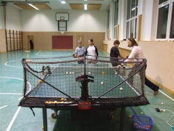Eine tolle Hilfe stellt der neue Tischtennisroboter im Rahmen des Kindertrainings dar.