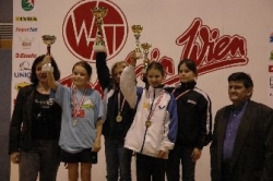 Stefanie Kufmüller (l. mit Pokal) freut sich über den Vizestaatsmeistertitel.